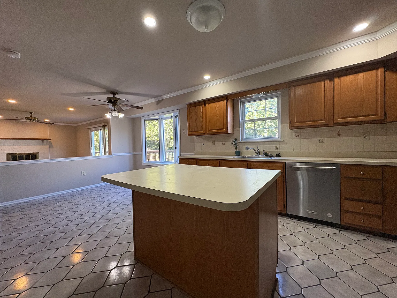 4 bed, 2.5 bath, 2586 sqft, $3,500 — Photo 4