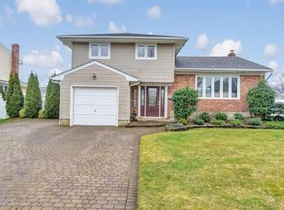 18 Summit St, Hicksville, NY 11801