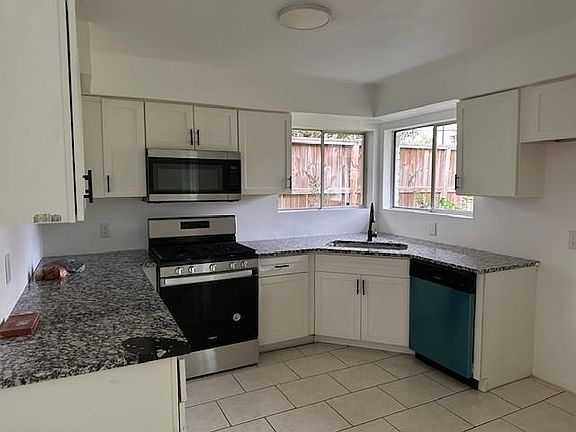 2nd image of 910 Oak St