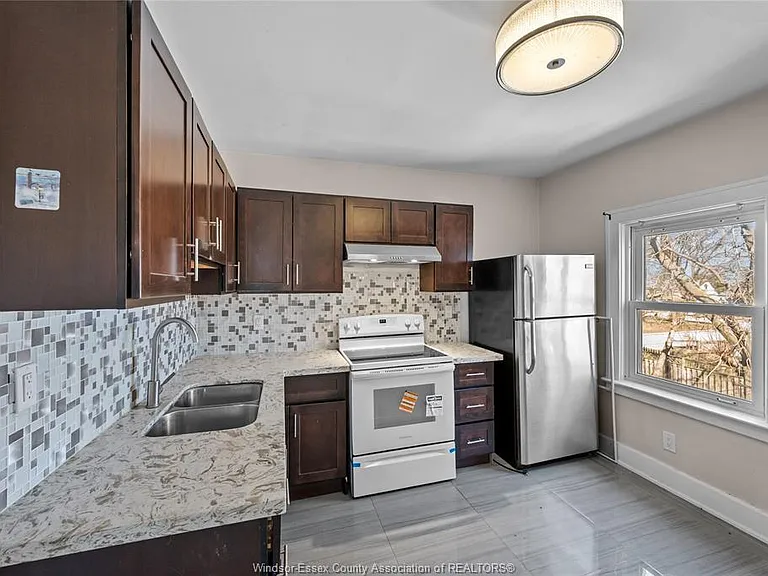 1156 Elm Ave #UPPER — Photo 3