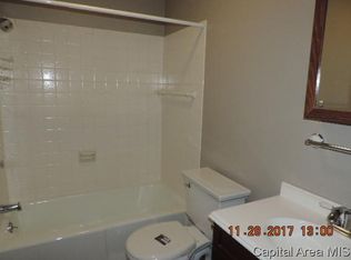 820 W Jackson St, Petersburg, IL 62675