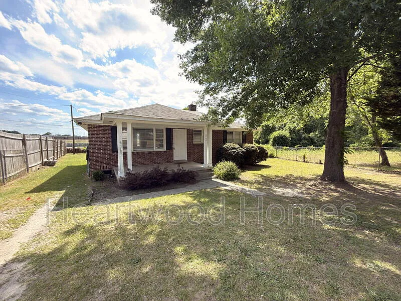 3 bed, 1.0 bath, 1000 sqft, $1,295 — Photo 1