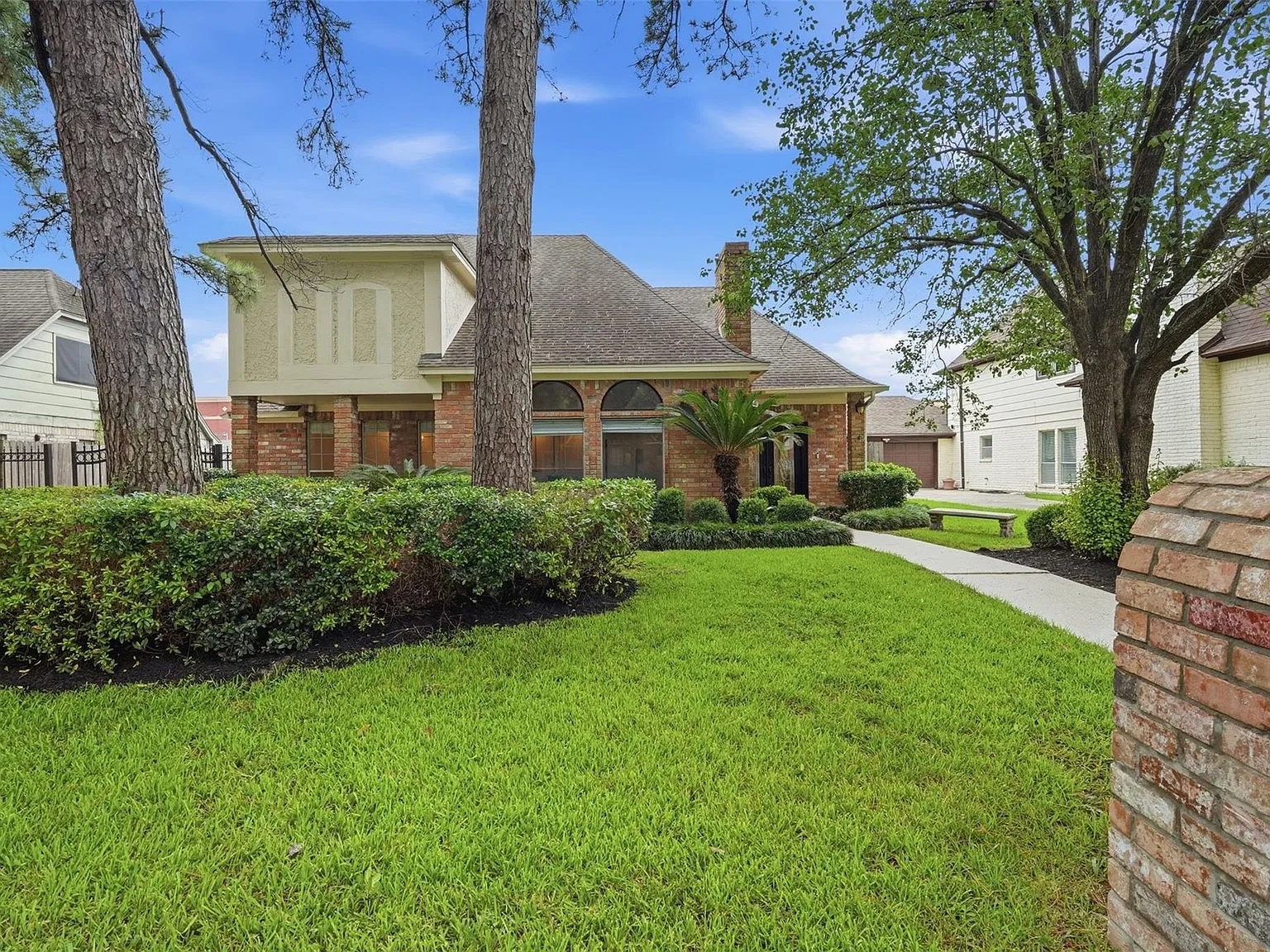 4 bed, 2.5 bath, 2764 sqft, $2,800 — Photo 2