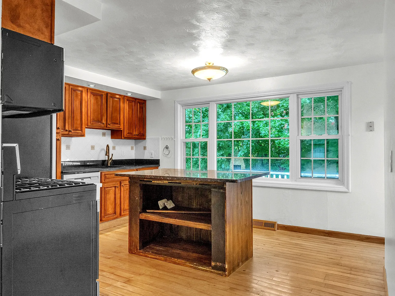 3 bed, 988 sqft, $4,200 — Photo 4