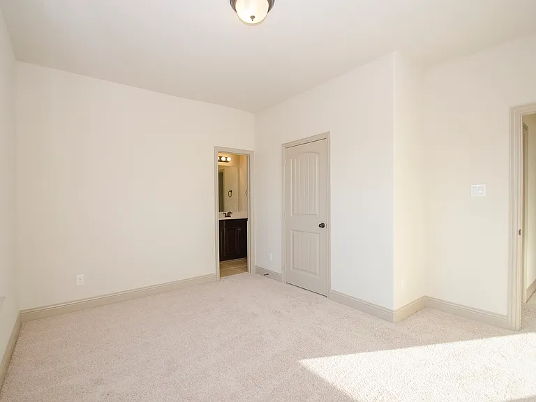 939 Whitehall Dr — Photo 3