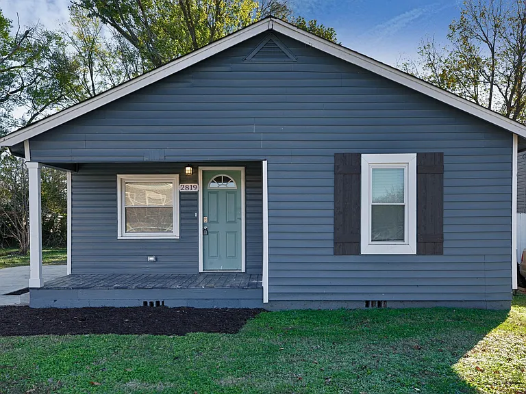 2819 Barbara Dr NW — Photo 2