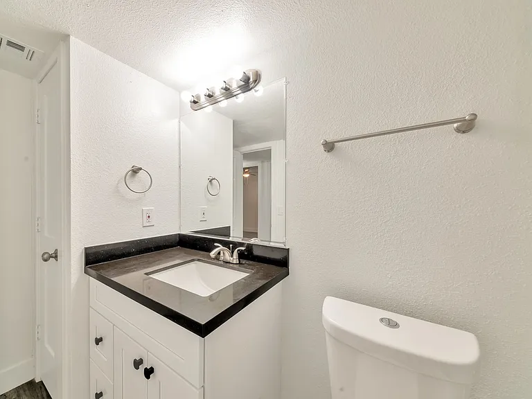 1001 W Flint St — Photo 41