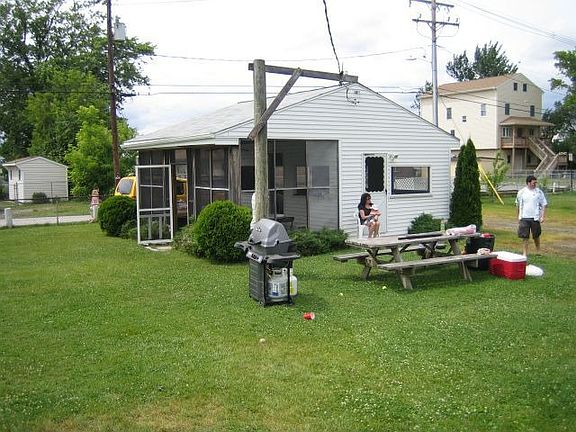 Screened in Crab House