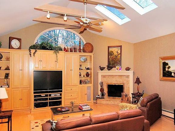 Great Room w/WetBar and High Ceilings