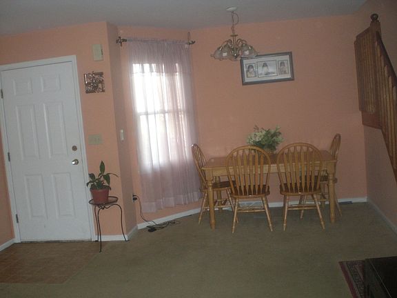 4th image of 571 Highwood Cir