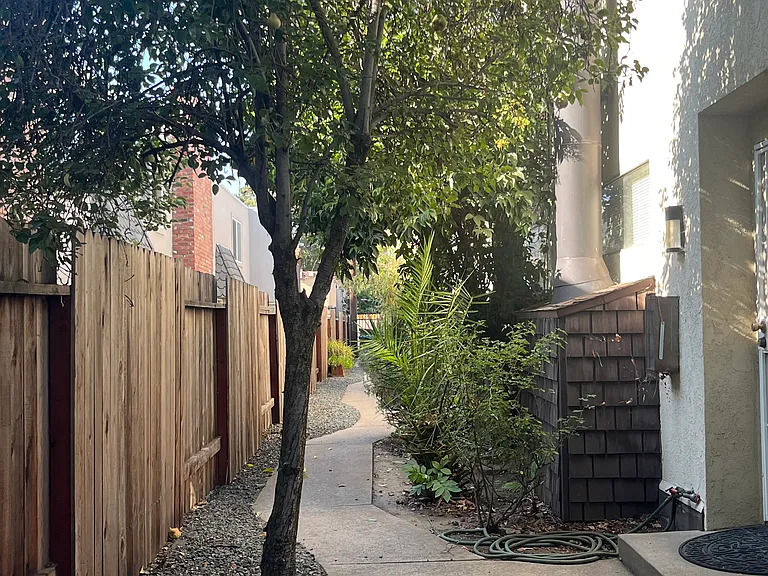 2324 V St — Photo 2