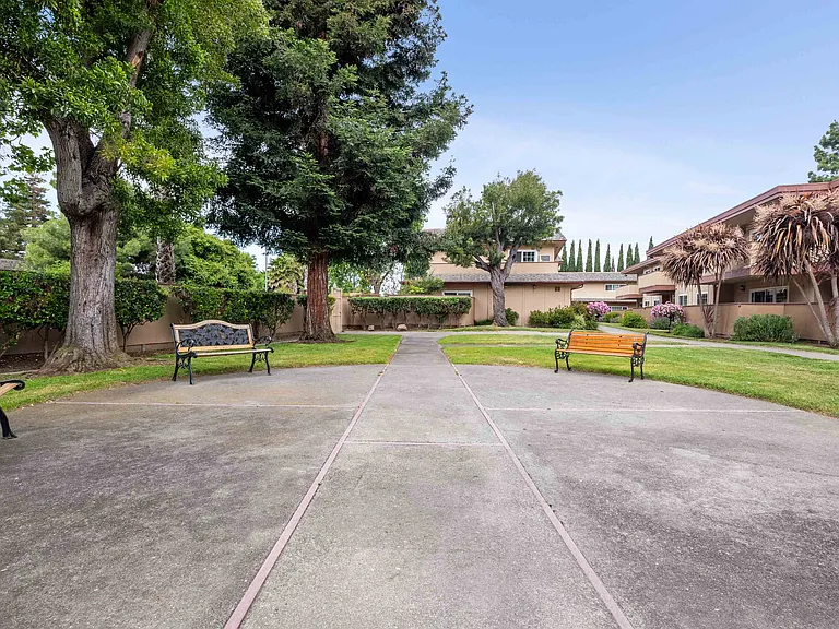 Fremont Manor — Photo 8