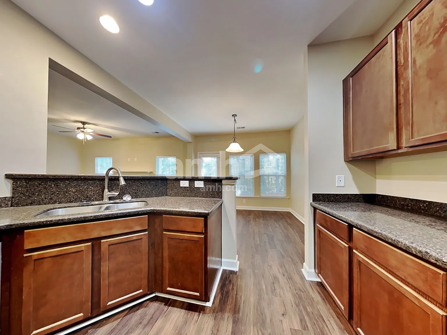 4 bed, 2.5 bath, 2113 sqft, $2,520 — Photo 4