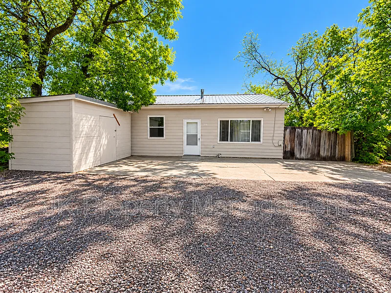 2 bed, 1.0 bath, 832 sqft, $1,200 — Photo 3