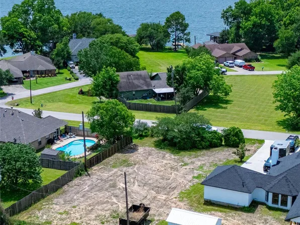 10420 Valley Dr N, Willis, TX 77318