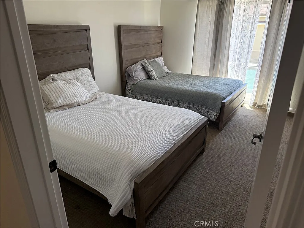 4 bed, 2303 sqft, $5,250 — Photo 2