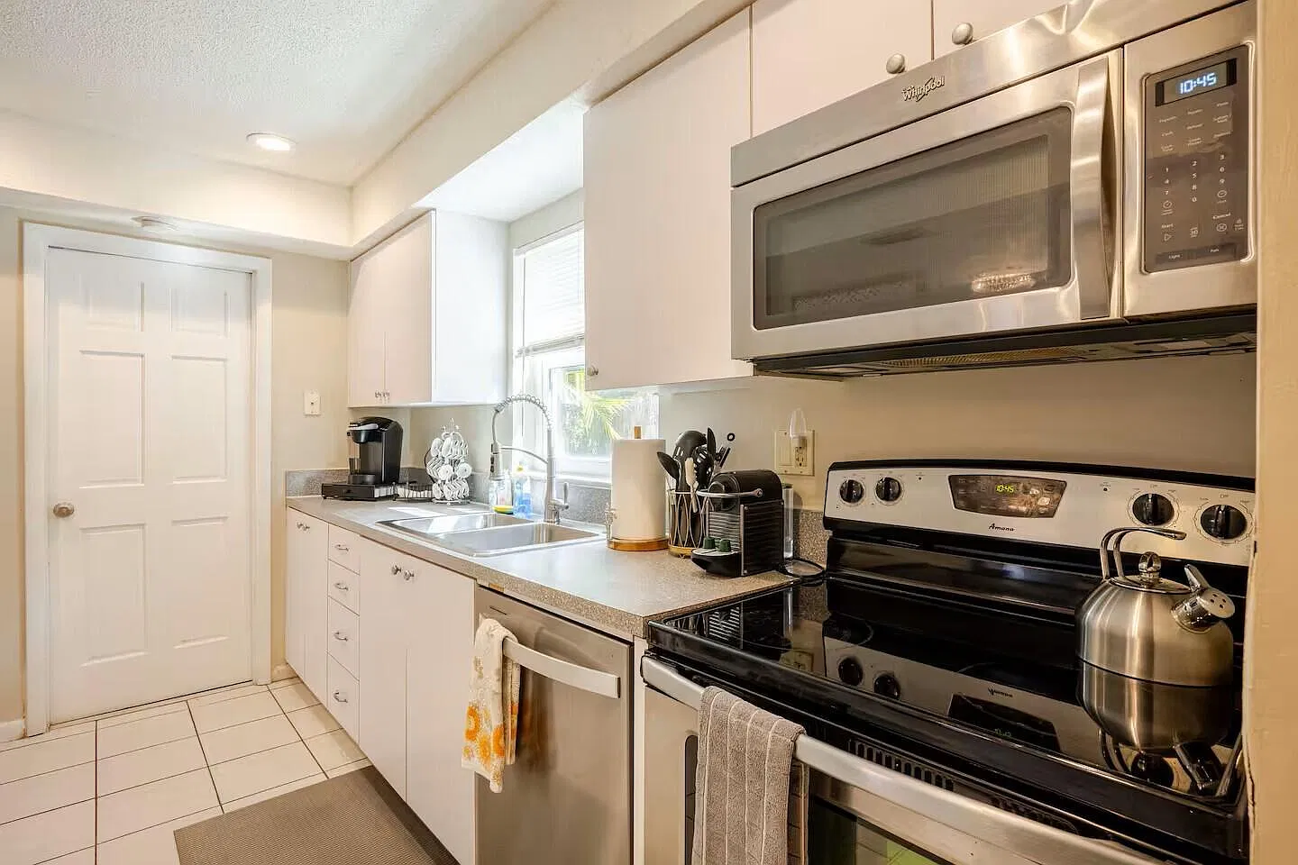 3 bed, 1428 sqft, $3,700 — Photo 2