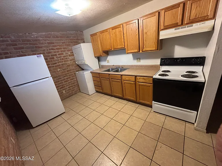 405 E Delano St #2 — Photo 3