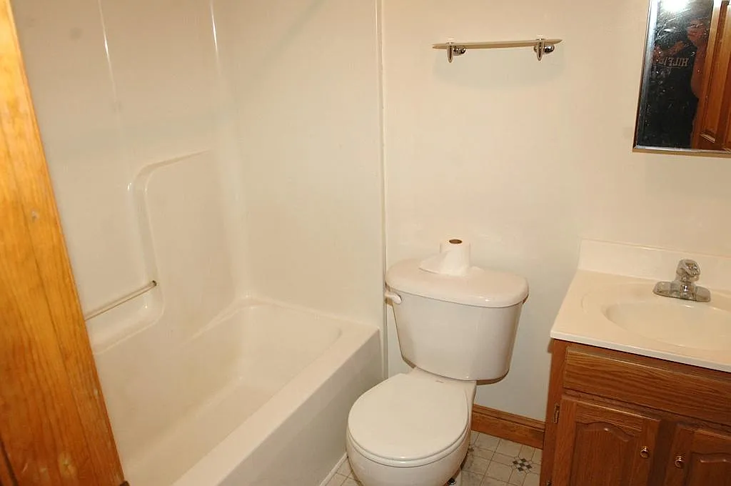 3 bed, 900 sqft, $2,100 — Photo 4
