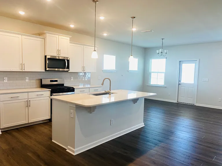 1312 Hollyview Ave — Photo 4