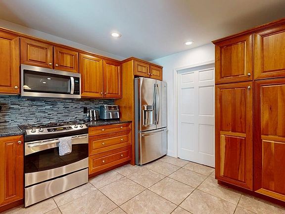 4th image of 25 Hidden Oaks Drive