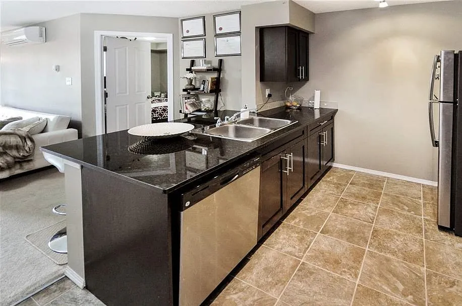 2 Bed 2 Bath Ground Floor Unit McConachie H/W Incl — Photo 3