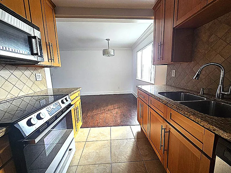 1224 S Barrington Ave #201 — Photo 4