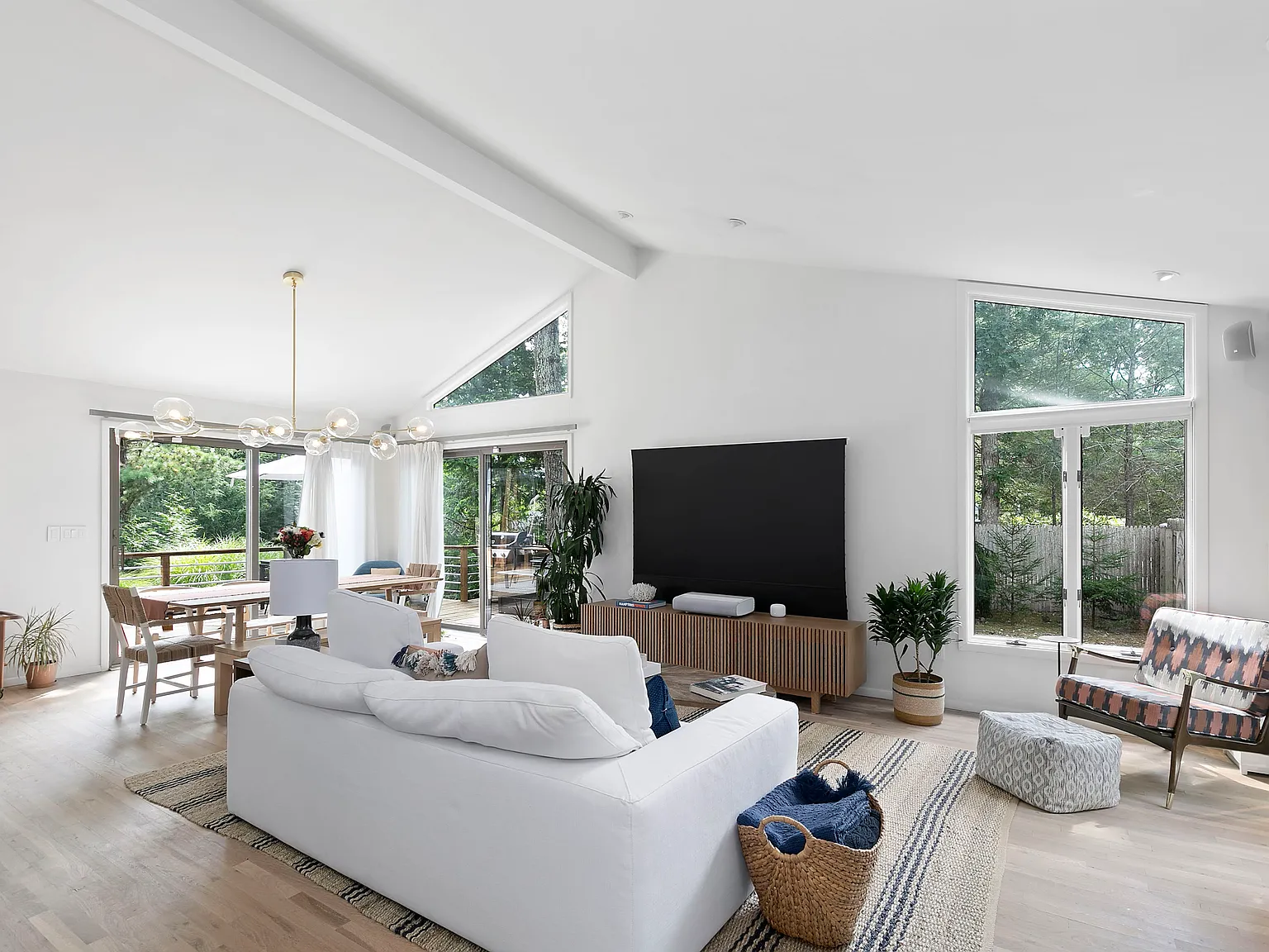 Renovated East Hampton Contemporary — Photo 4