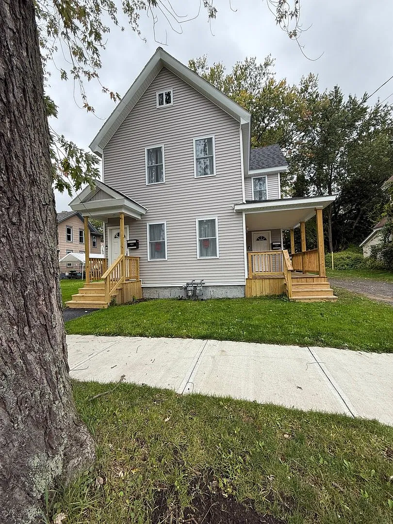 Charming 3BR Duplex in Gloversville — Photo 1