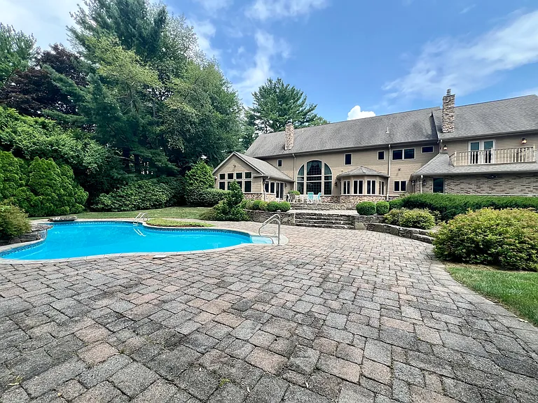 32 Topland Rd — Photo 38