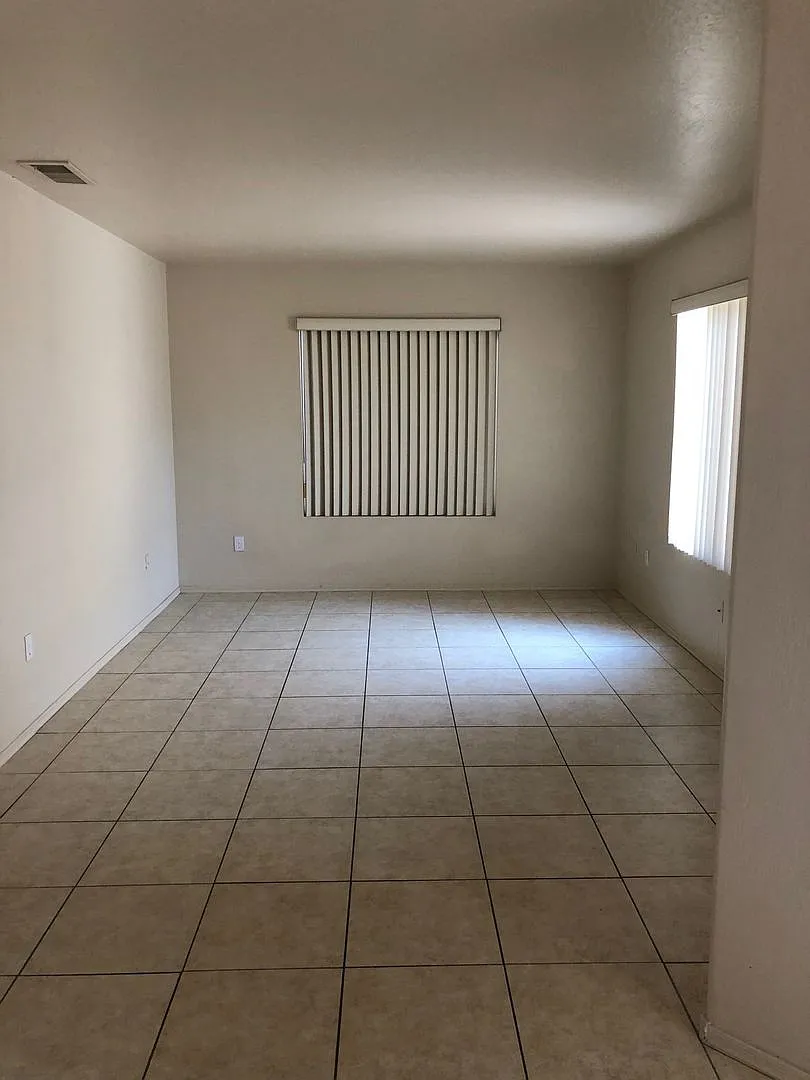 3 Bedroom - 2 story corner lot - Glendale & 99th Ave — Photo 3
