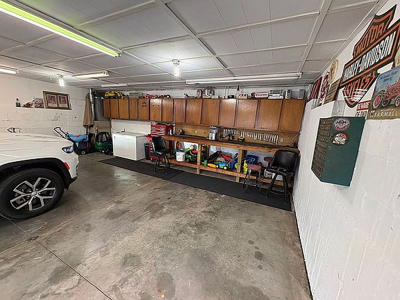 4th image of 204 Towne St