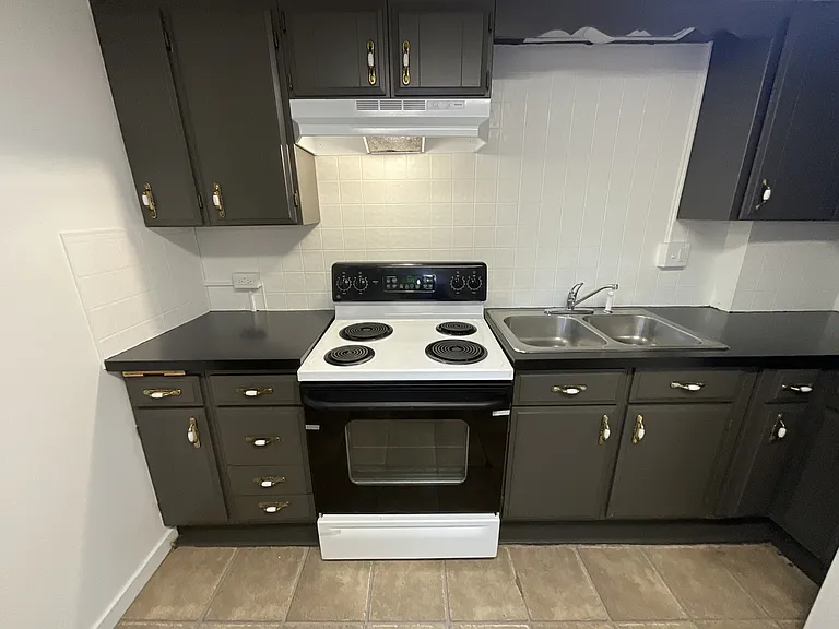 330 W King St — Photo 4