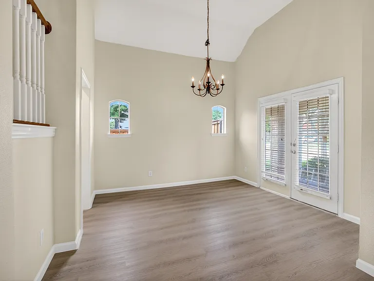 2616 Cove Dr — Photo 3