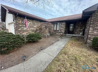 1113 Merry Dell Ln, Oregon, OH 43616