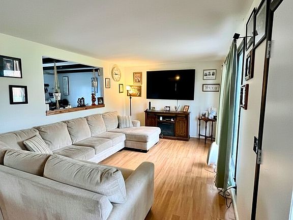 3rd image of 130 Colonial Dr