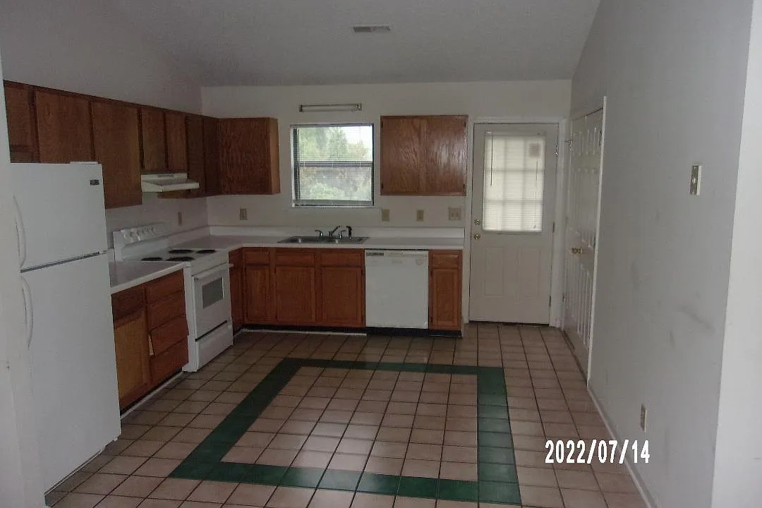 2 bed, $1,100 — Photo 3