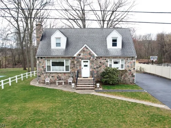 76 Grove St, Wanaque Boro, NJ 07465