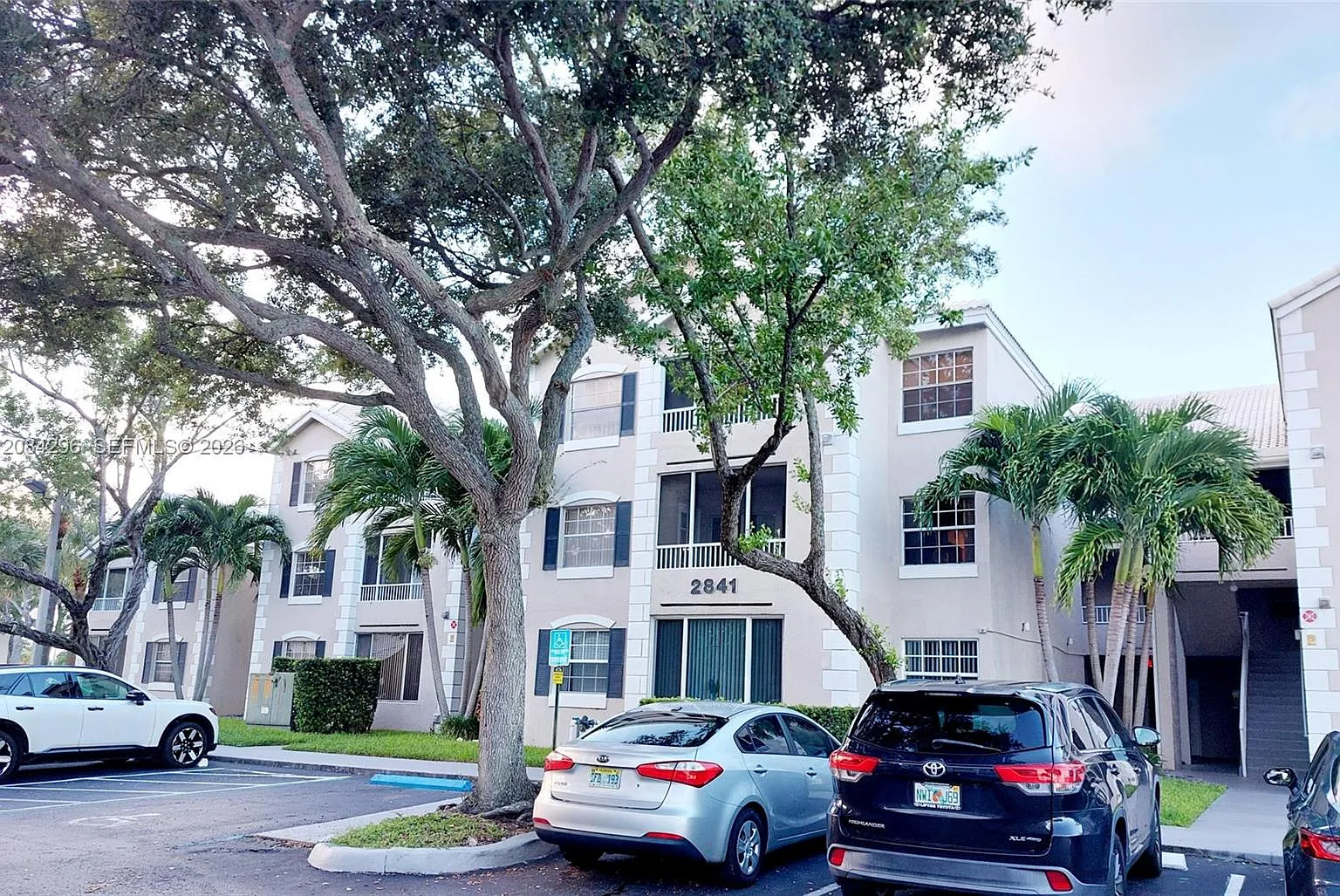 Lakeview Club Condo — Photo 1