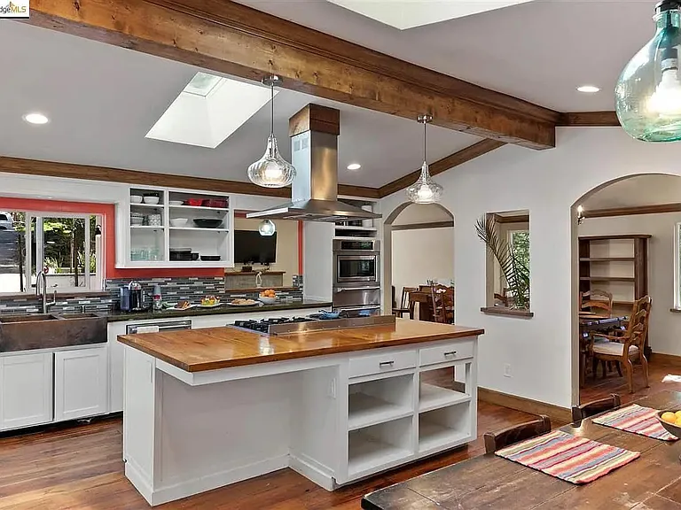 1031 Short St — Photo 2