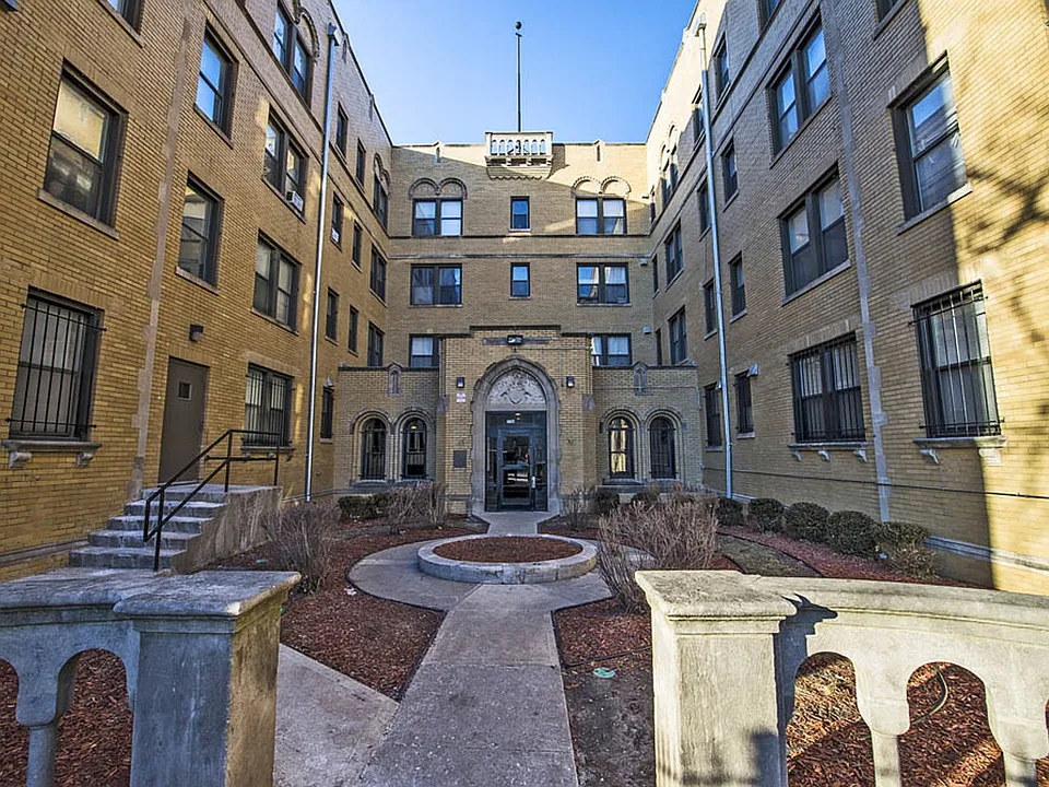 1734 E 72nd