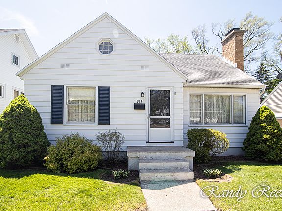 2nd image of 914 Beechwood St NE