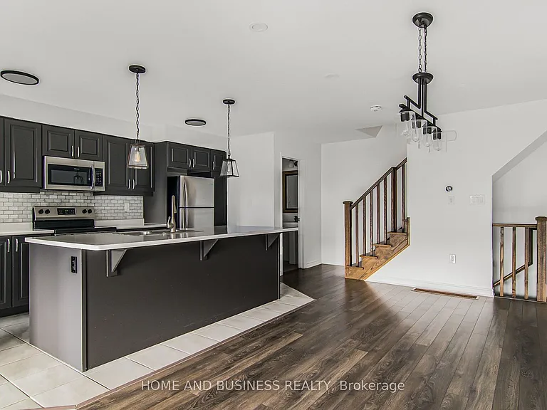 1135 Duignan Cres — Photo 8