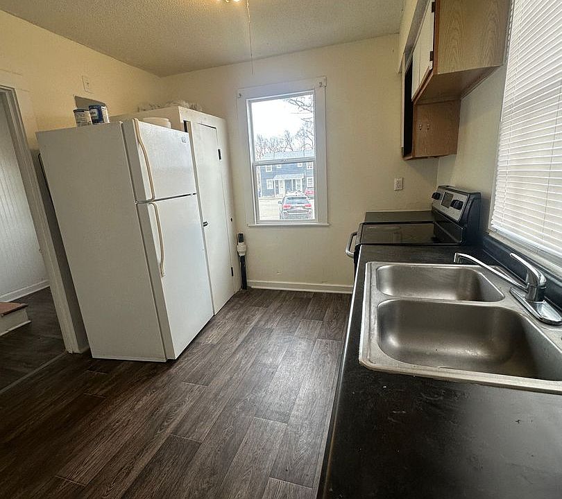 1st image of 741 W 1st St