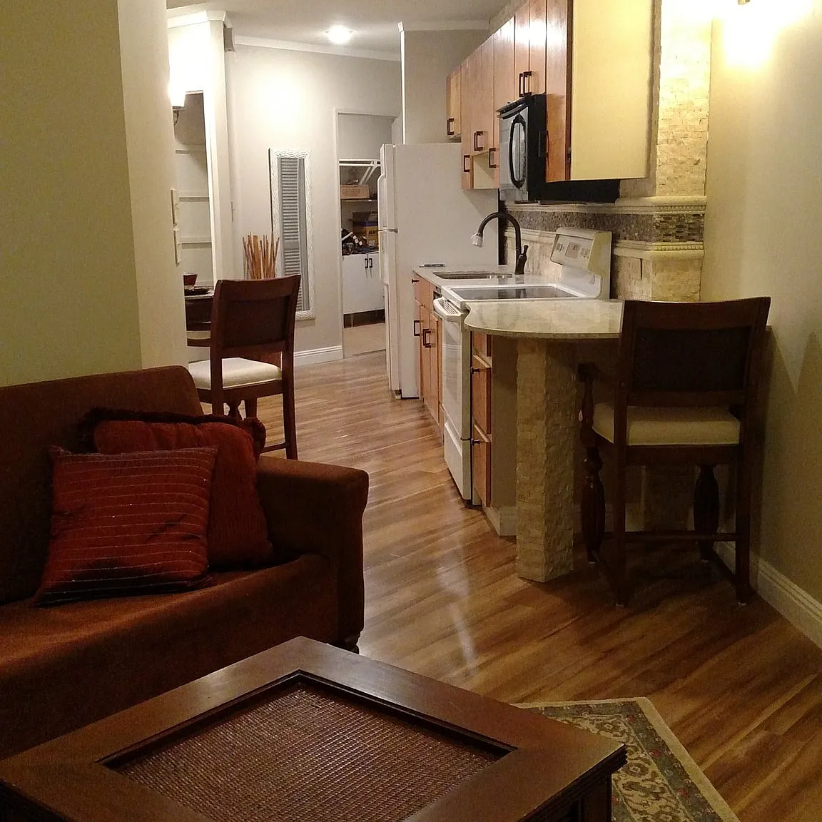 Fully furnished, renovated 1.5 bedroom (1 bdrm + den) apt — Photo 2