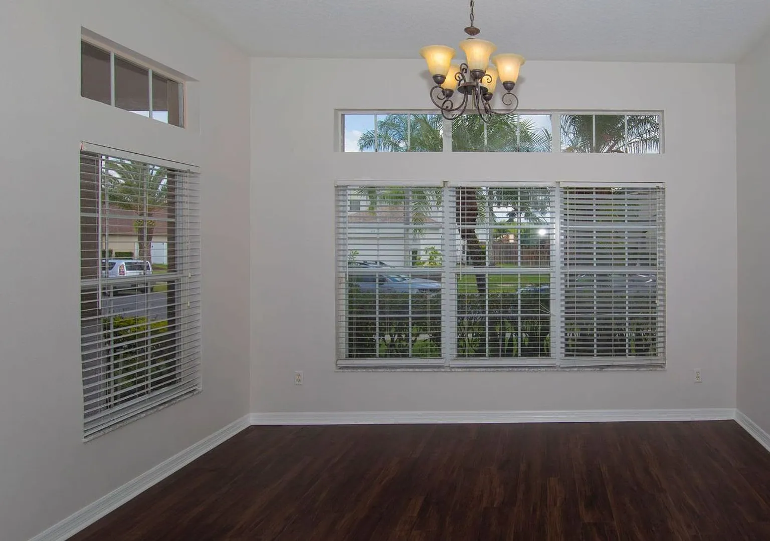 Beautiful 5 Bedroom/4 Bathroom Pool Home in Waterford Lake Area — Photo 4
