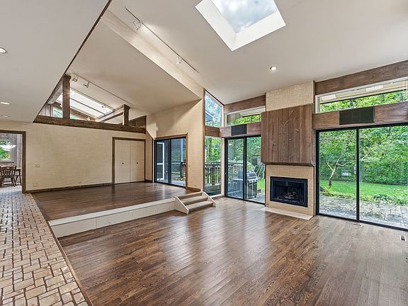 5th image of 560 Thornmeadow Rd