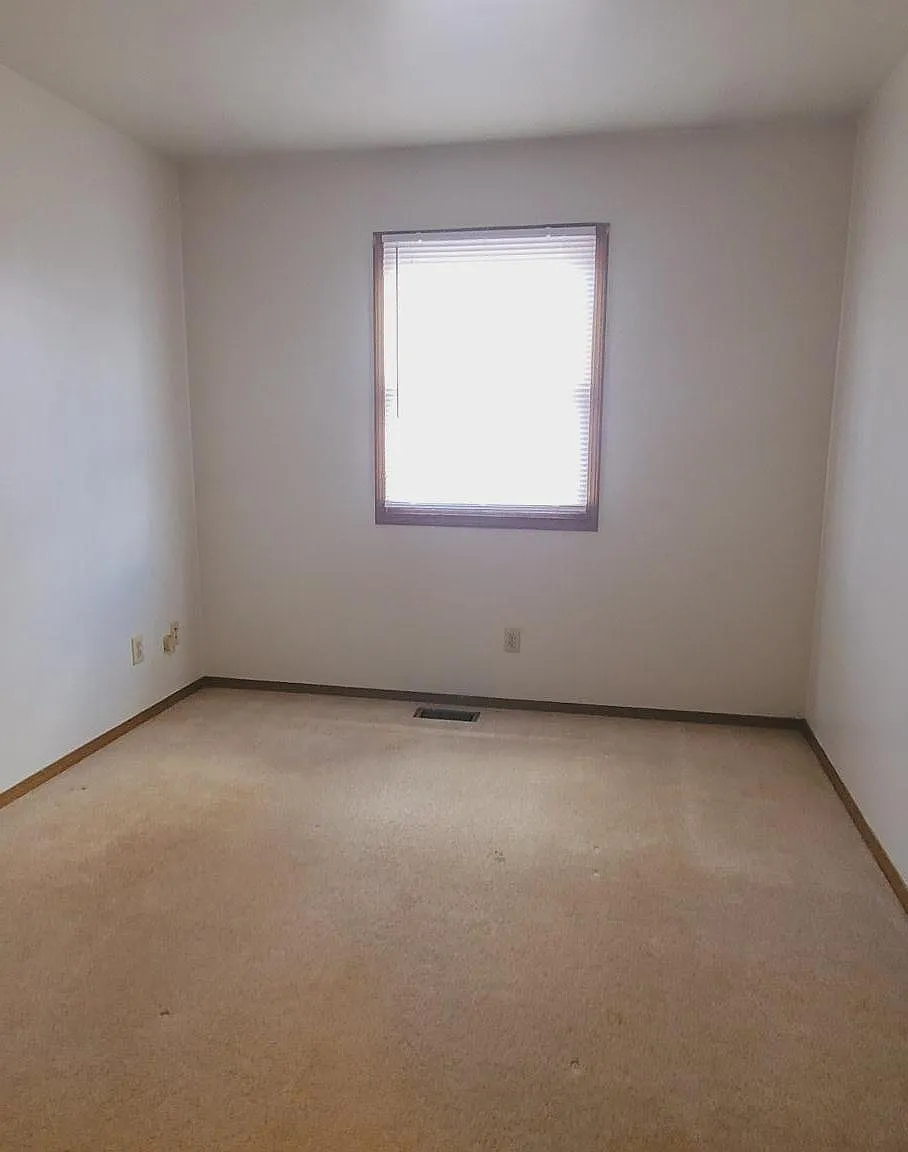 3 bed, 1.5 bath, 2150 sqft, $975 — Photo 2