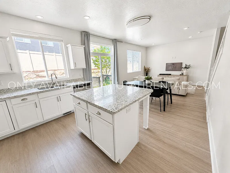4 bed, 4.0 bath, 2020 sqft, $2,350 — Photo 3