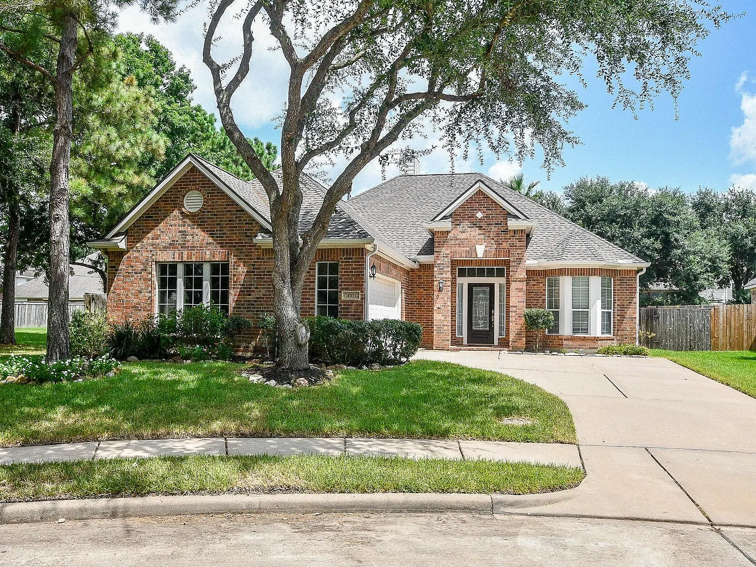 4 bed, 2.0 bath, 2247 sqft, $2,500 — Photo 2